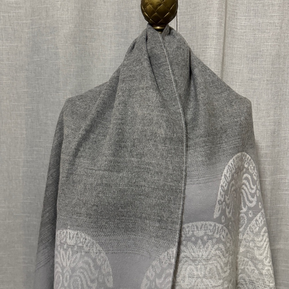 Stunning Italian Wrap/Shawl Scarf-Like New-Gray Ombre Print-Twisted Fringe-Soft - Picture 12 of 16